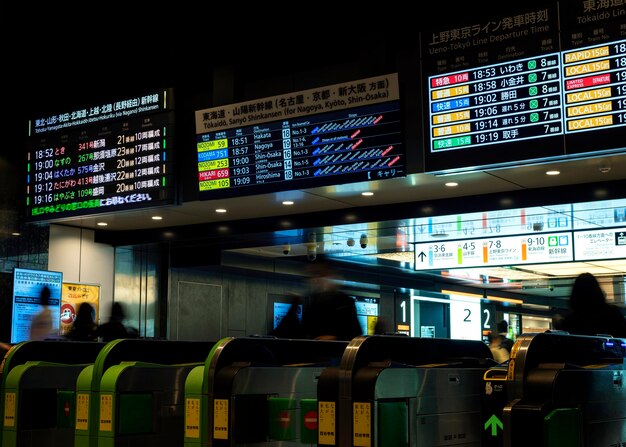 Pantalla de visualización de información de pasajeros del sistema de metro japonés