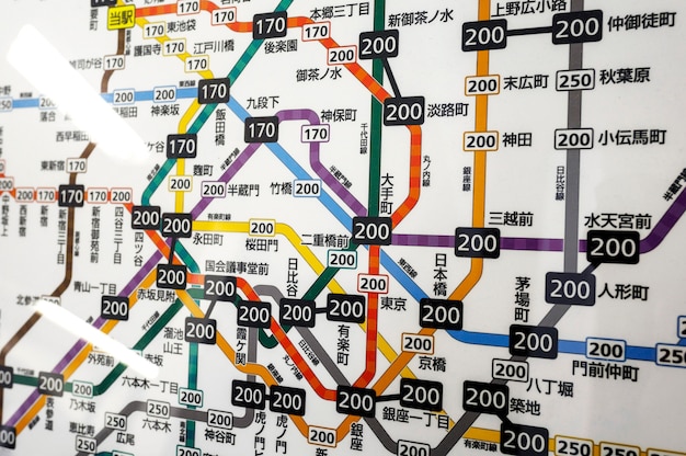 Foto gratuita pantalla de visualización de información de pasajeros del sistema de tren subterráneo japonés