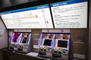 Foto gratuita pantalla de visualización de información de pasajeros del sistema de tren subterráneo japonés