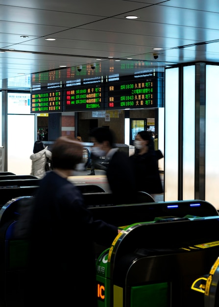 Foto gratuita pantalla de visualización del sistema de metro japonés para información de pasajeros