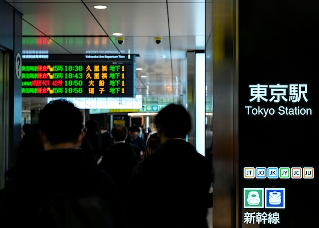 Pantalla de visualización del sistema de metro japonés para información de pasajeros