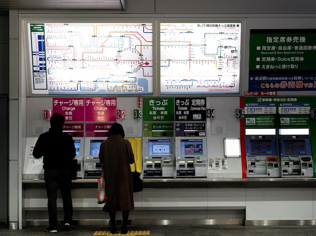 Pantalla de visualización del sistema de tren subterráneo japonés para información de pasajeros