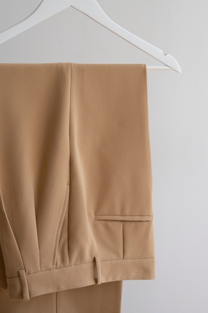 Foto gratuita pantalón beige marrón claro en percha