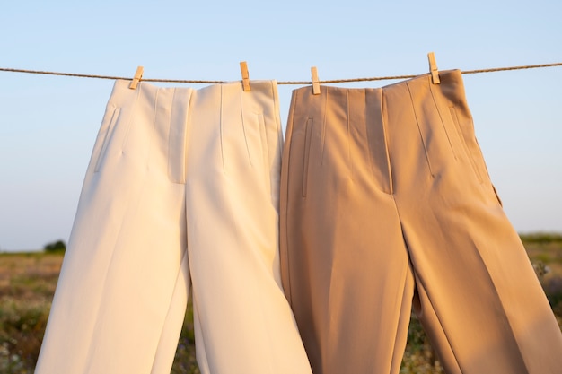 Pantalones beige marrón claro al aire libre naturaleza muerta