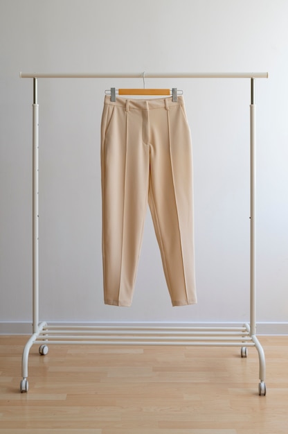 Pantalones beige marrón claro en el interior de la naturaleza muerta