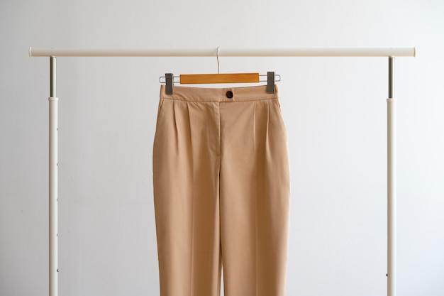 Pantalones beige marrón claro en el interior de la naturaleza muerta