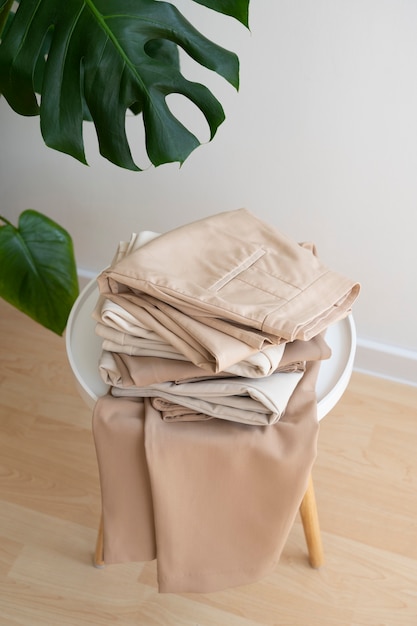 Pantalones beige marrón claro en el interior de la naturaleza muerta