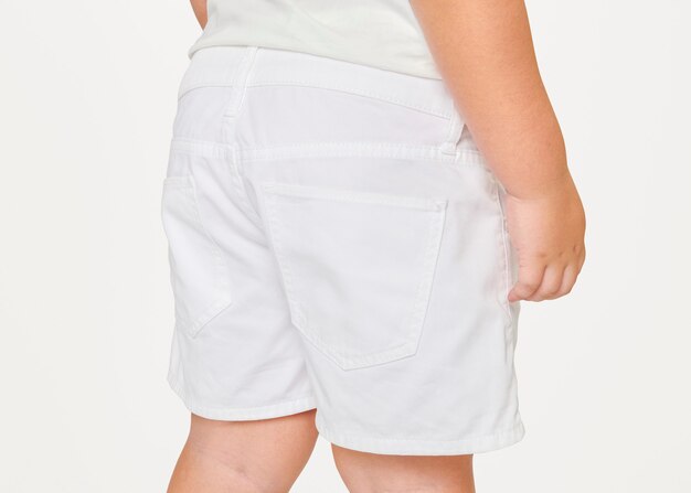 Pantalones cortos blancos sencillos y sencillos para niños