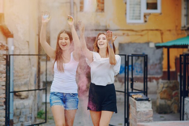 pantalones cortos de vacaciones joven adolescente positivo