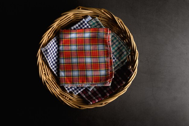 Pañuelos colocados en una canasta de madera