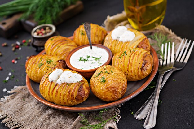 Papa al horno con hierbas y salsa. Comida vegana. Comida saludable.