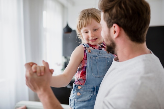 Papá bailando con niña