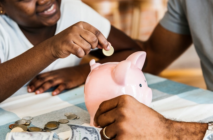 Papá e hija ahorrando dinero a la alcancía Foto Premium 