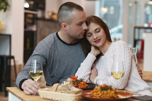 Papá e hija desayunando en la cocina