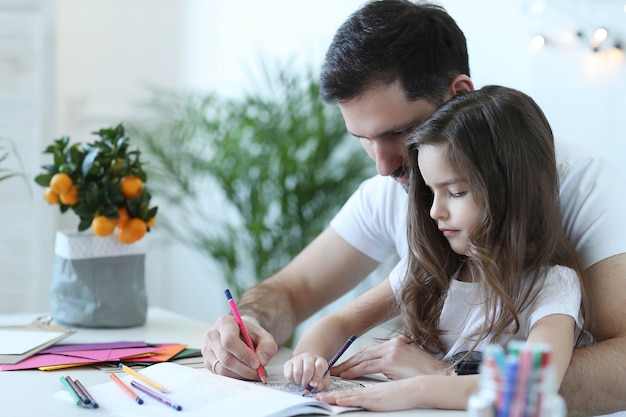 Papá e hija desayunando en la cocina