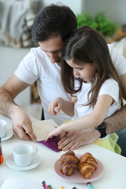 Papá e hija desayunando en la cocina