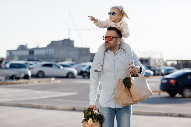 papá e hija después de ir de compras