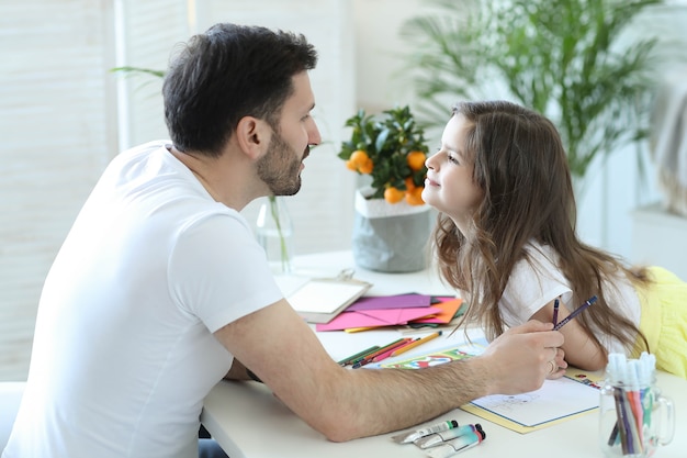 Papá e hija haciendo los deberes