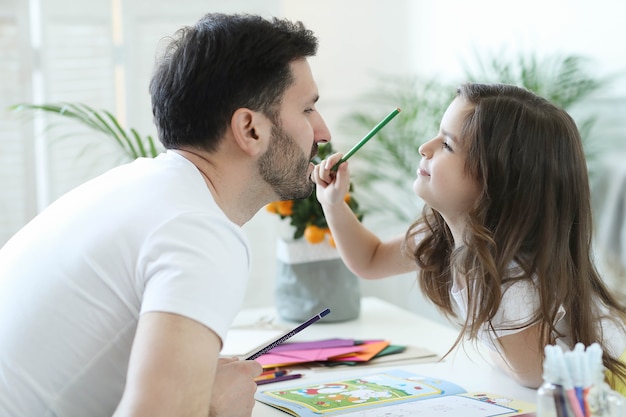 Papá e hija haciendo los deberes