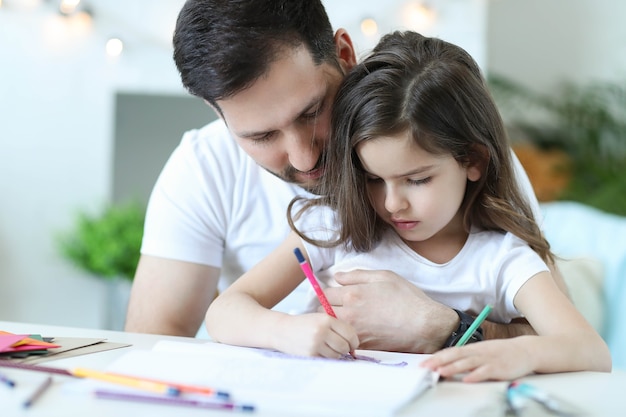 Foto gratuita papá e hija haciendo los deberes