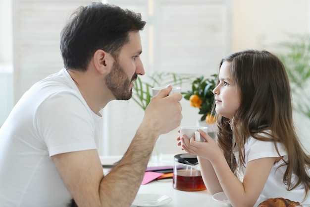 Foto gratuita papá e hija juntos en casa