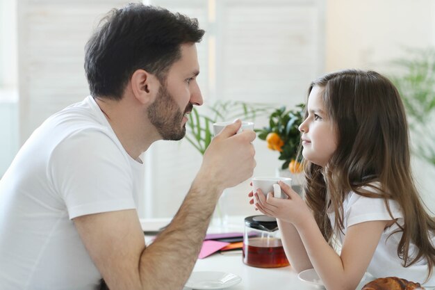 Papá e hija juntos en casa