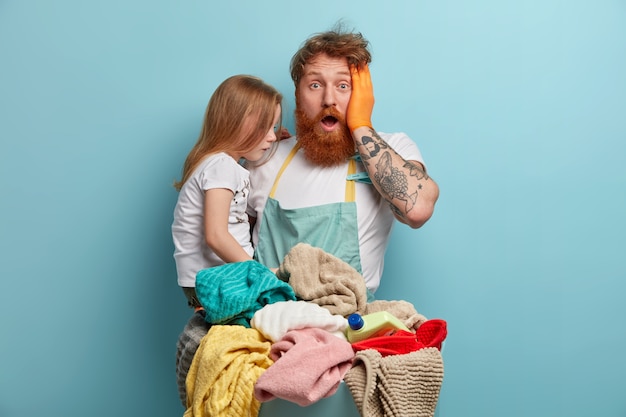 Papá e hija preparan la ropa para lavar