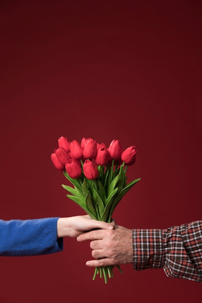 Foto gratuita papá e hija sosteniendo flores