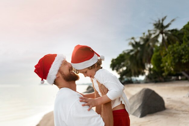 Papá e hijo celebrando la navidad en julio