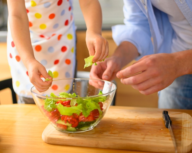 Papá e hijo comiendo una ensalada