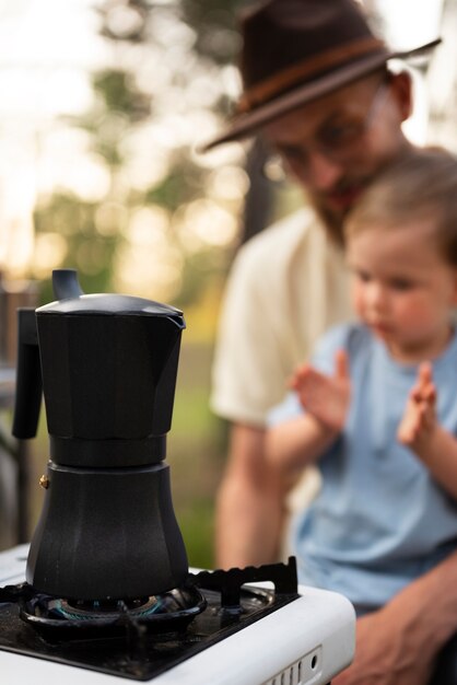 Foto gratuita papá e hijo disfrutando del tiempo en el camping