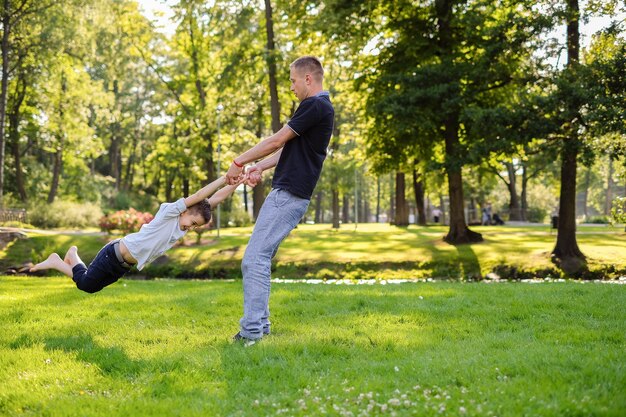 Papá e hijo jugando en el parque