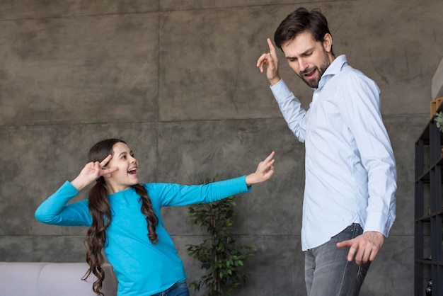 Foto gratuita papá enseñando a bailar niña