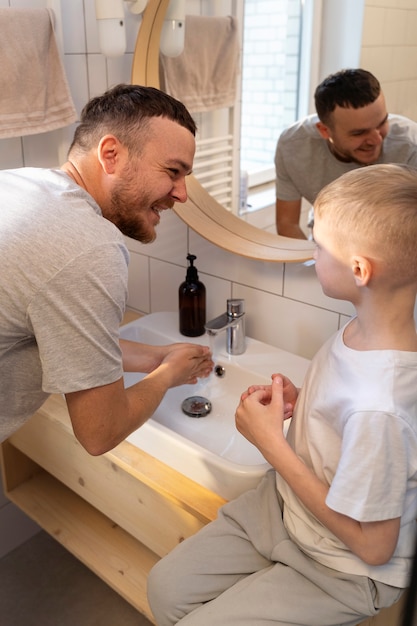 Foto gratuita papá enseñando a su hijo a afeitarse