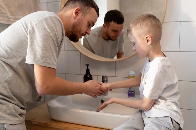 Papá enseñando a su hijo a afeitarse