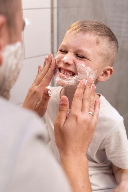 Papá enseñando a su hijo a afeitarse