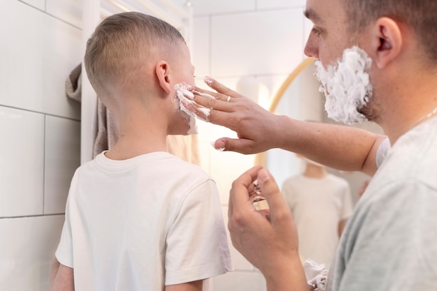 Papá enseñando a su hijo a afeitarse