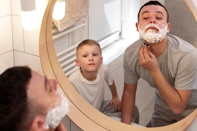 Papá enseñando a su hijo a afeitarse