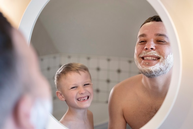 Papá enseñando a su hijo a afeitarse