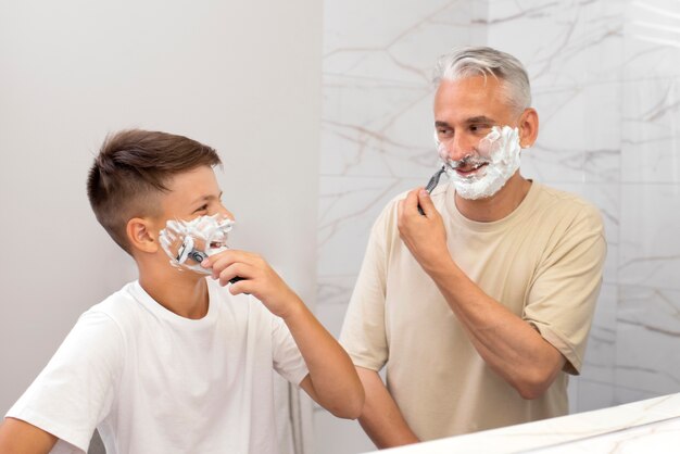 Papá enseñando a su hijo a afeitarse