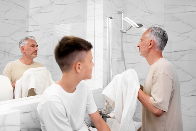Papá enseñando a su hijo a afeitarse