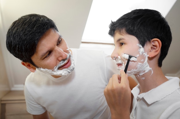 Papá enseñando a su hijo a afeitarse