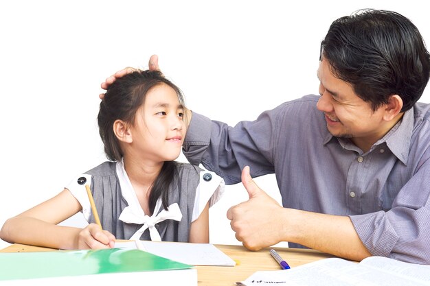 Papá enseñando a su hijo durante la tarea