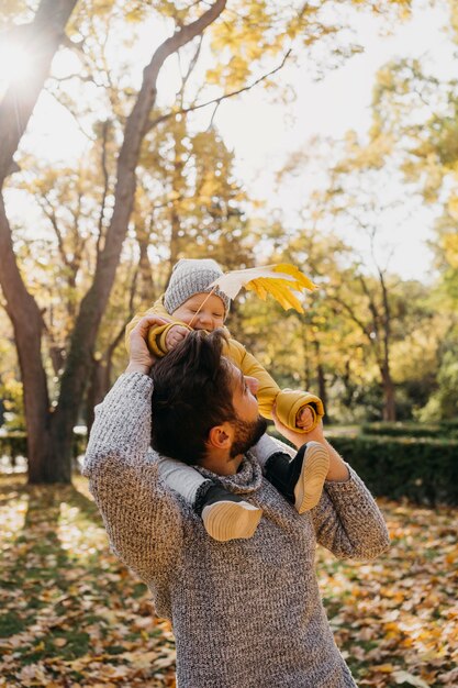 Papá feliz con su bebé afuera