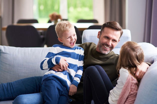 Papá feliz y sus hijos pasando tiempo juntos