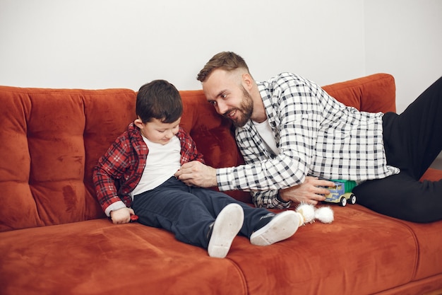 Papá guapo con niño en el sofá