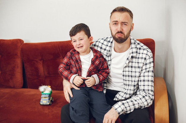 Papá guapo con niño en el sofá