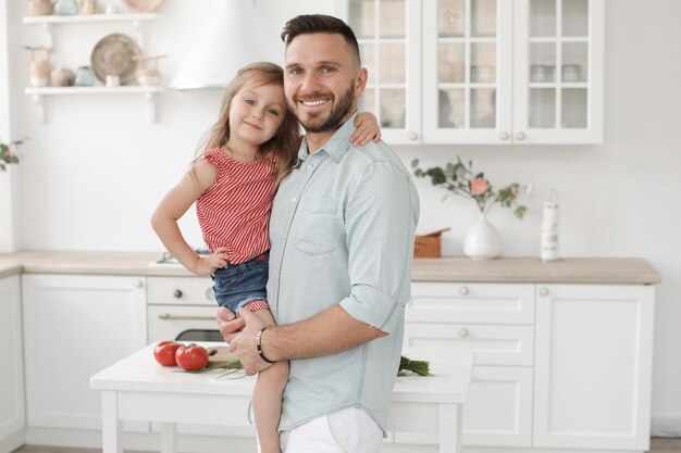 papá con una linda hija sonriente en el interior de la cocina