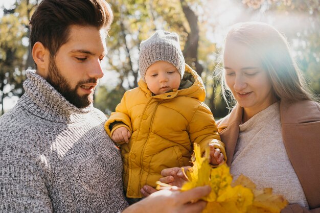 Papá y madre con bebé afuera