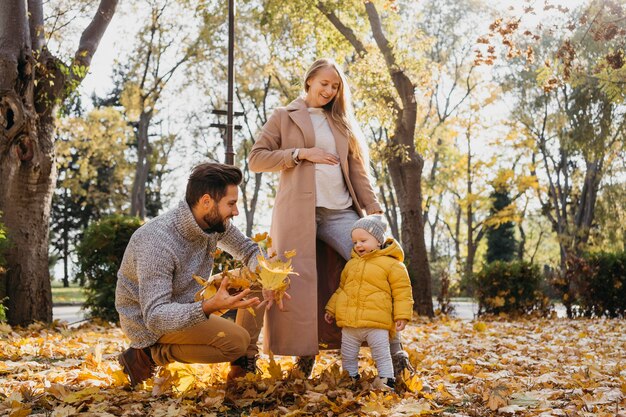 Papá y madre con bebé al aire libre